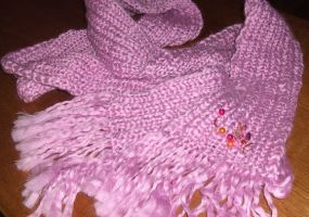Oud roze sjaal met versiersels